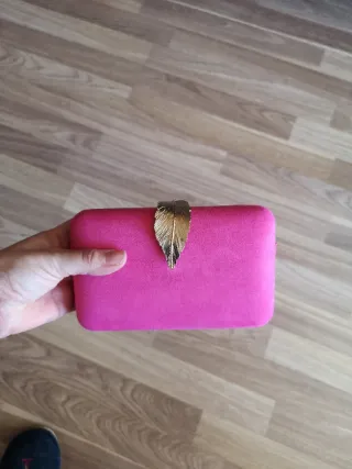 Bolso de mano fucsia con detalle hoja dorada