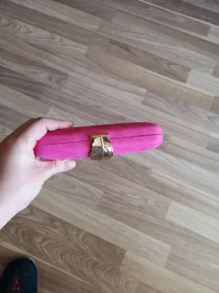Bolso de mano fucsia con detalle hoja dorada