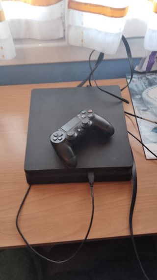 PS4 Slim Negra + Mando + 3 Juegos