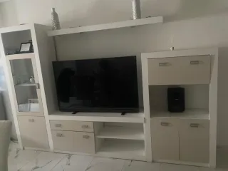 Mueble de salón modular beige y blanco