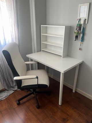 Mesa escritorio con silla y estanteria