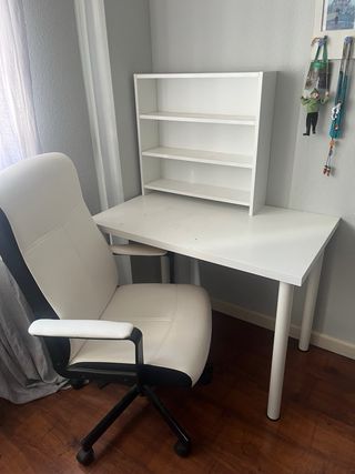 Mesa escritorio con silla y estanteria