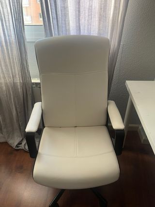 Mesa escritorio con silla y estanteria