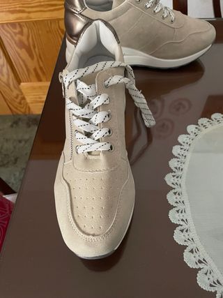 Zapatillas deportivas beige y plateadas