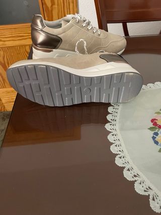 Zapatillas deportivas beige y plateadas