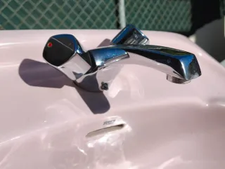 2 Lavabos Roca con Pie (Rosa y Blanco)