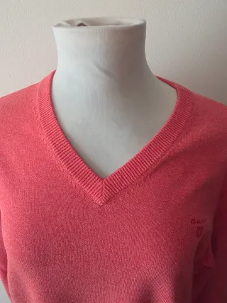 Jersey hombre marca Gant naranja.