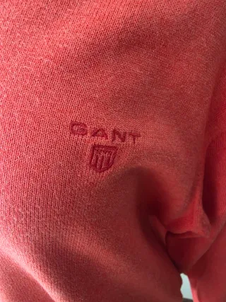 Jersey hombre marca Gant naranja.