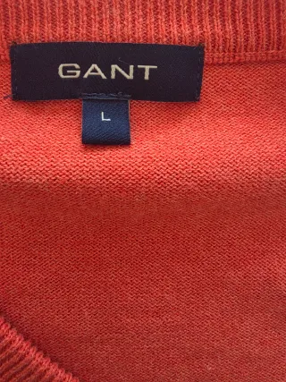 Jersey hombre marca Gant naranja.