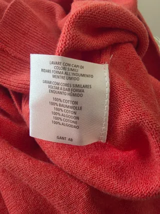 Jersey hombre marca Gant naranja.