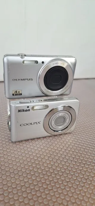 Lote 2 Fotocamere Digitali Nikon e Olympus Argento