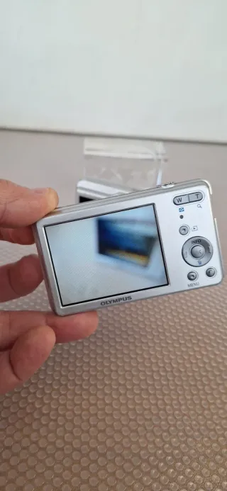 Lote 2 Fotocamere Digitali Nikon e Olympus Argento