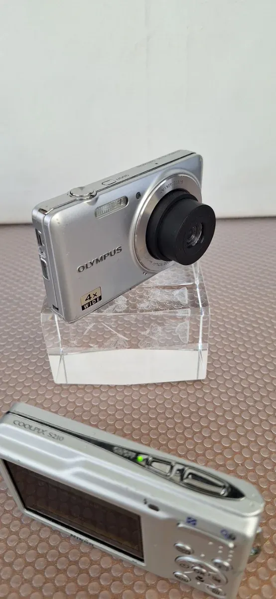 Lote de 2 Câmeras Digitais Nikon e Olympus Prata