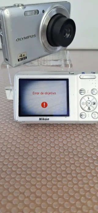 Lote 2 Fotocamere Digitali Nikon e Olympus Argento