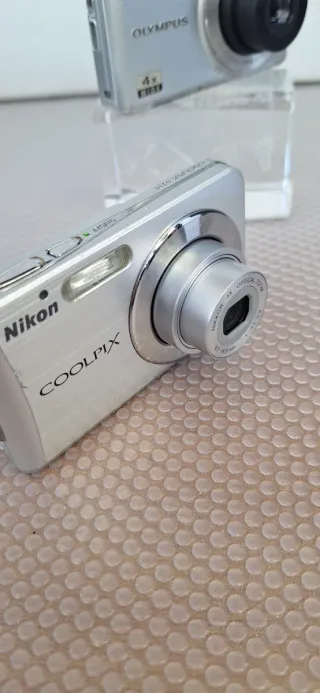 Lote 2 Fotocamere Digitali Nikon e Olympus Argento