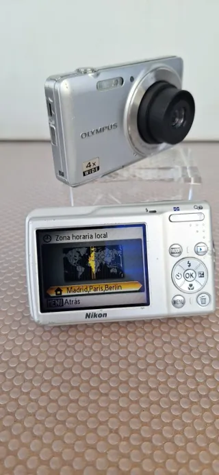 Lote 2 Fotocamere Digitali Nikon e Olympus Argento