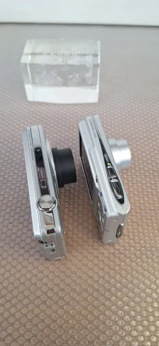 Lote 2 Fotocamere Digitali Nikon e Olympus Argento