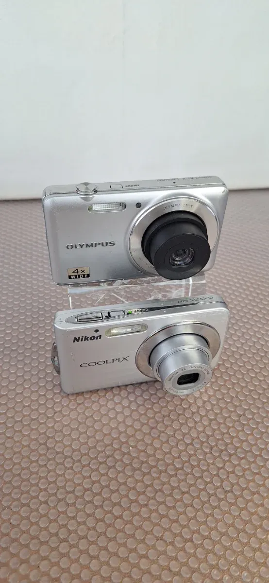 Lote de 2 Câmeras Digitais Nikon e Olympus Prata