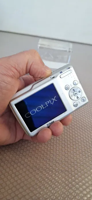 Lote 2 Fotocamere Digitali Nikon e Olympus Argento