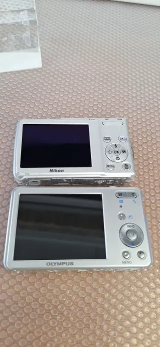 Lote 2 Fotocamere Digitali Nikon e Olympus Argento