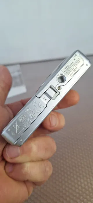 Lote 2 Fotocamere Digitali Nikon e Olympus Argento