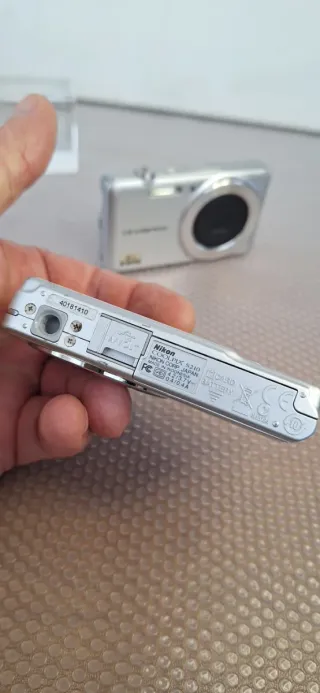 Lote 2 Fotocamere Digitali Nikon e Olympus Argento