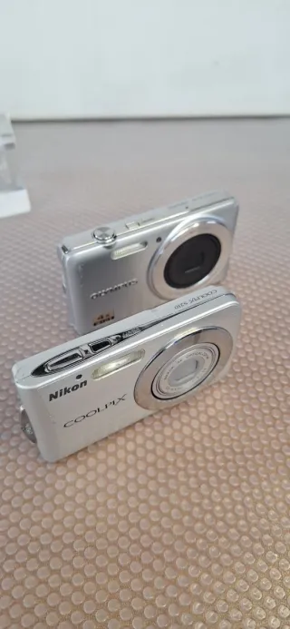 Lote 2 Fotocamere Digitali Nikon e Olympus Argento