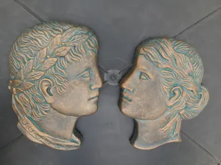 Coppia di rilievi classici in stile romano in gesso