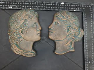 Coppia di rilievi classici in stile romano in gesso