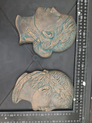 Coppia di rilievi classici in stile romano in gesso