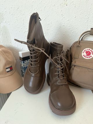 Botín marrón con cordones