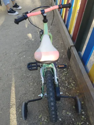 Bicicleta infantil verde con ruedines