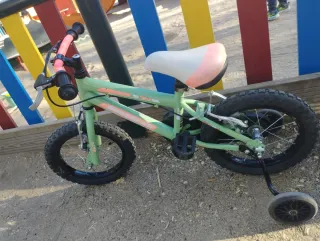 Bicicleta infantil verde con ruedines