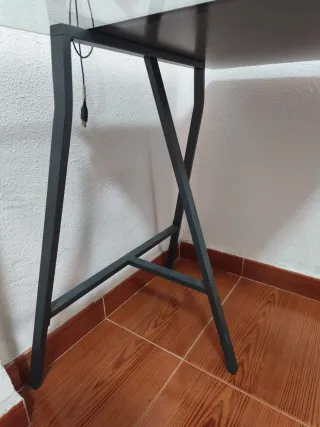 Escritorio cristal Ikea 160x80 con una pata
