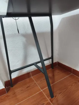 Escritorio cristal Ikea 160x80 con una pata
