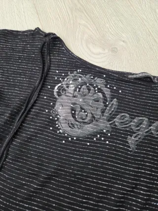 Camiseta negra con detalles plateados