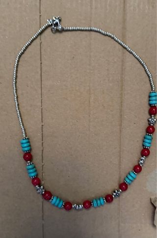 Colgante con cuentas rojas y turquesas