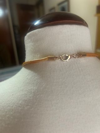 Collar llamativo amarillo