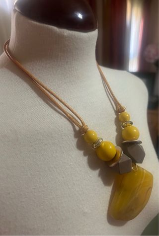 Collar llamativo amarillo