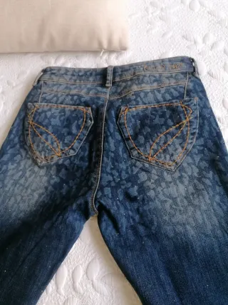 Pantalón vaquero con detalles