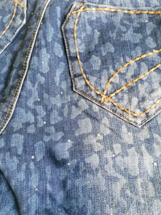 Pantalón vaquero con detalles