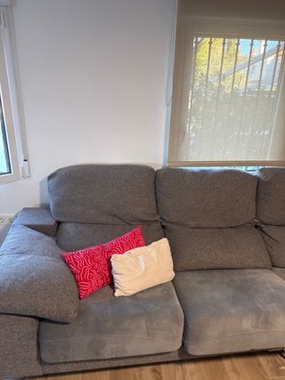 Sofá modular gris con almacenaje
