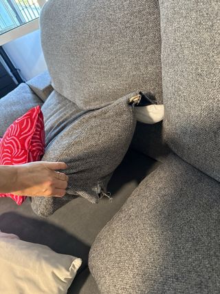 Sofá modular gris con almacenaje