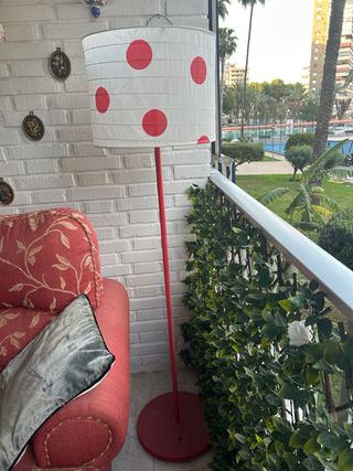 Lámpara de pie solar con lunares