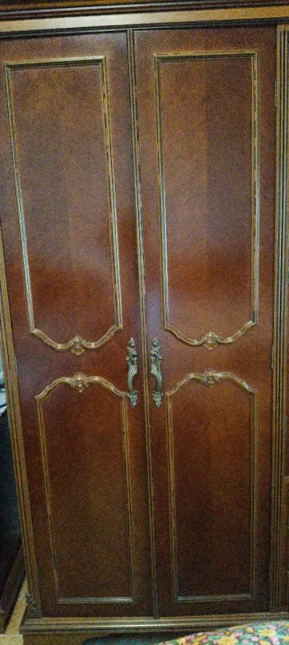 Armadio in legno marrone