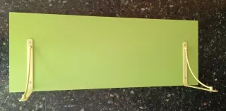 Estante de madera con escuadras