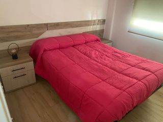 Dormitorio Matrimonio: Cama 1.35, Mesitas y Cómoda