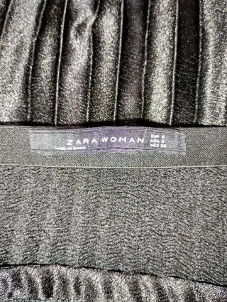 Falda Zara plisada negra