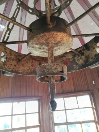 Lámpara rústica de metal