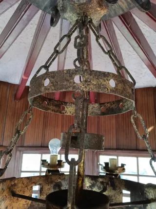 Lámpara rústica de metal